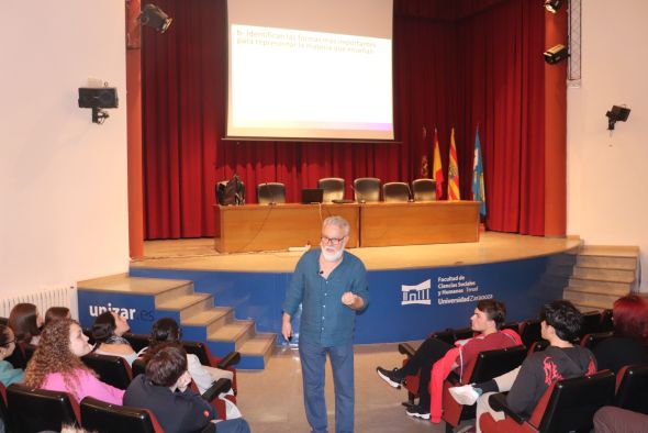 Hernán Aldana: “El docente que ama a los alumnos trabaja todos los días para dar buenos consejos”