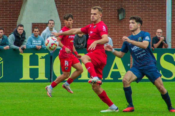 Dolorosa derrota del Teruel ante el Barbastro, más firme en defensa y duelos (2-1)