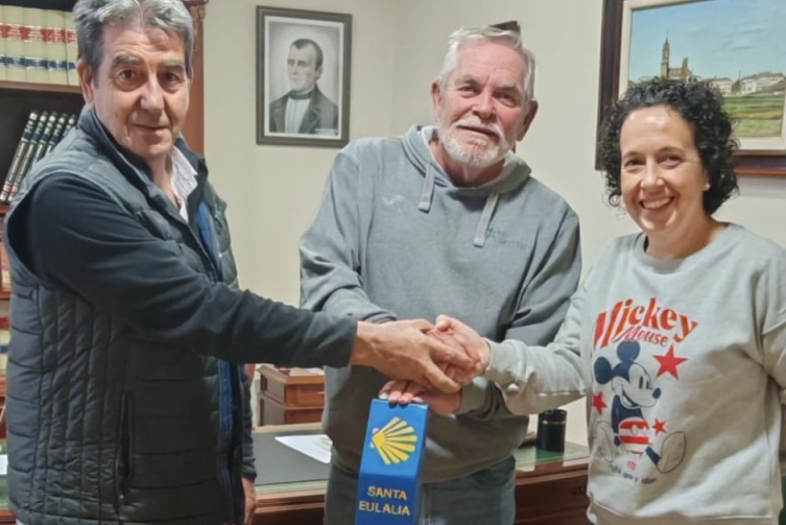 Santa Eulalia recibe a la Asociación de Amigos del Camino de Santiago