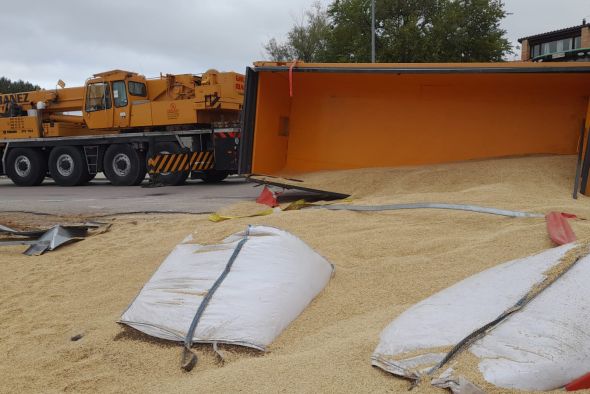 El vuelco de un remolque deja cubierta de grano una calle de Calamocha