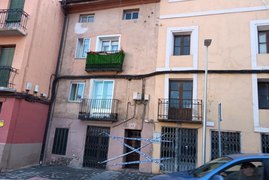 El Ayuntamiento de Teruel precinta un edificio de la calle San Francisco situado enfrente del que se derrumbó por su mal estado