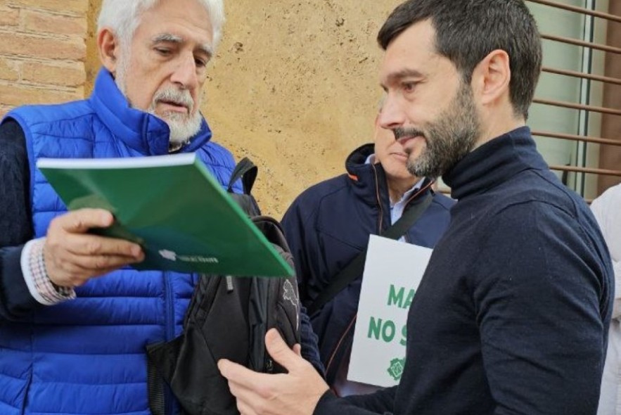 El Movimiento ciudadano Teruel Existe entrega al ministro Bustinduy la guía 'Teruel, paisaje amenazado' en protesta por el Clúster Maestrazgo