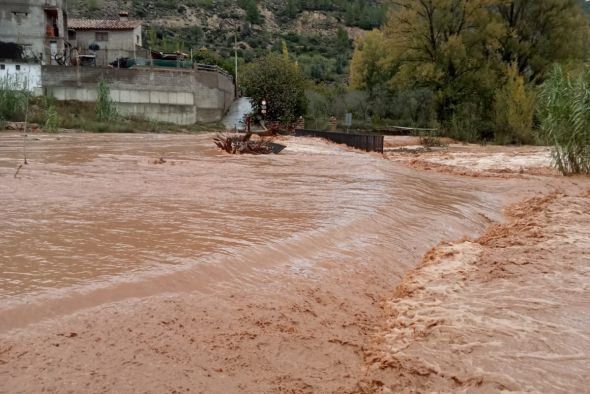 La Guardia Civil evacúa a 15 niños de la escuela de Olba para volver a los Giles al quedar anegado el puente de conexión  al barrio