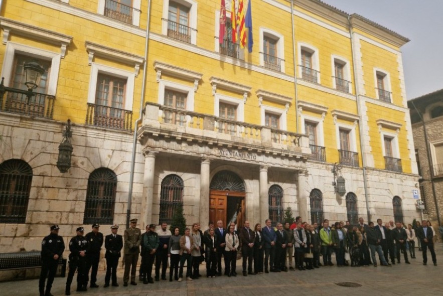 Minuto de silencio ante el Ayuntamiento de Teruel por las víctimas de la dana