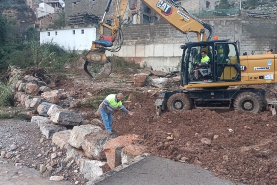 Montalbán y la Hoz de la Vieja recuperan el suministro de agua y Olba, los puentes