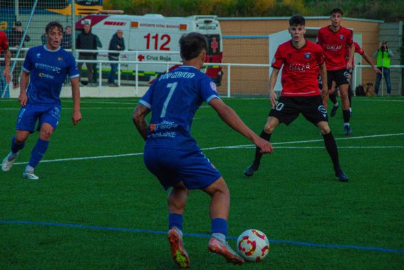 El Teruel sufre, vence y crece tras un disputado partido ante el Subiza (1-2)