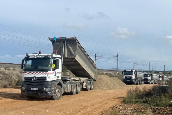 El empresariado de la provincia envía maquinaria y personal a Valencia