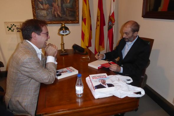 Javier Lambán convierte sus memorias en una emoción política que trasciende a lo humano