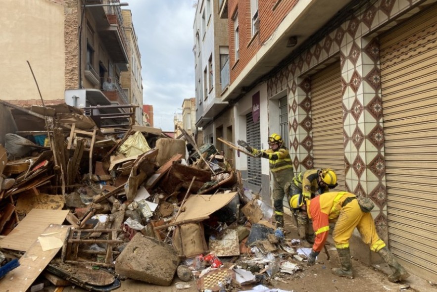 El operativo de Aragón en Catarroja centra su actuación este sábado en el colector y el polígono industrial