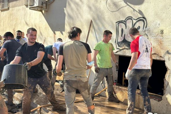 Voluntarios turolenses en la zona castigada por la dana critican la escasa coordinación