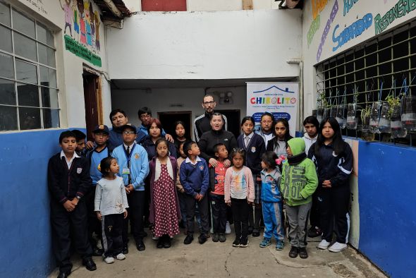 Los niños de una escuela en Perú ofrecen ayuda y consuelo a los afectados por la dana