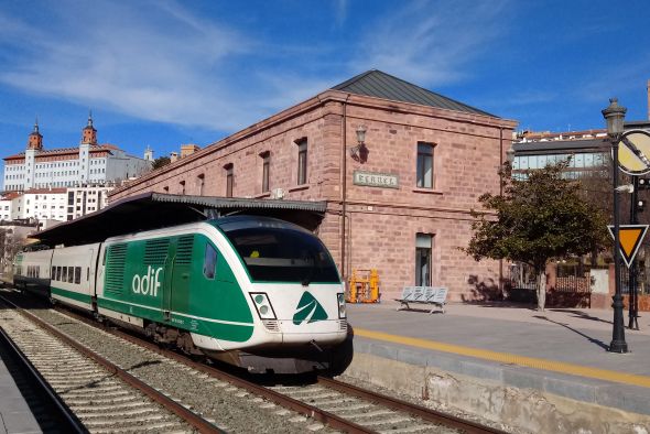 El corte total de la línea por Adif durante diez meses impide la llegada del Talgo con Madrid