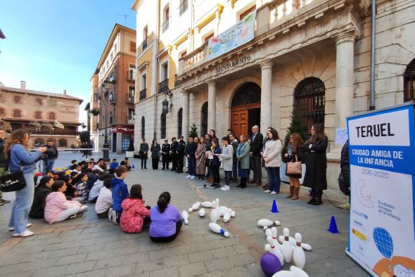 La plaza de la Catedral se convierte en un recreo por los derechos de los niños