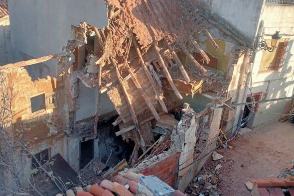 Se prolonga el primer derribo de una casa afectada por la dana en Montalbán