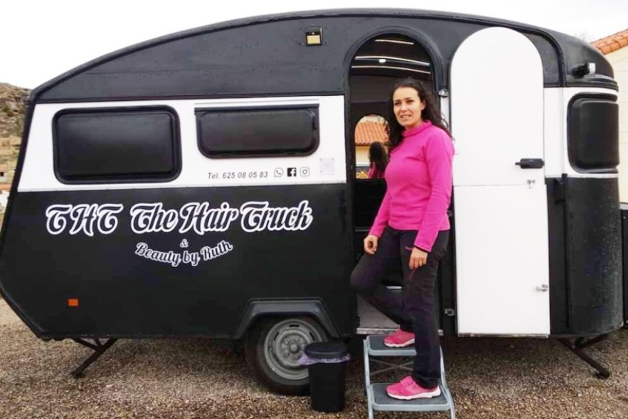 Ruth Blasco, estilista ambulante de The Hair Truck & Beauty by Ruth: “La gente mayor dependía de que alguien les llevase a otra población a la peluquería”