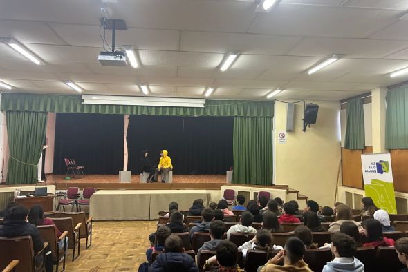 240 alumnos del IES Bajo Aragón participan en un teatro-foro sobre relaciones afectivas