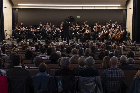 La violinista Alicia Rando encandila con  su interpretación al público de su ciudad