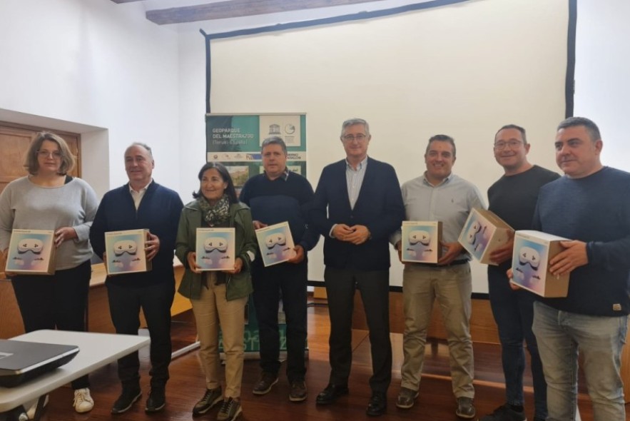 Blasco entrega gafas 3D a siete oficinas de turismo para recorrer desde el aire los paisajes del Geoparque del Maestrazgo