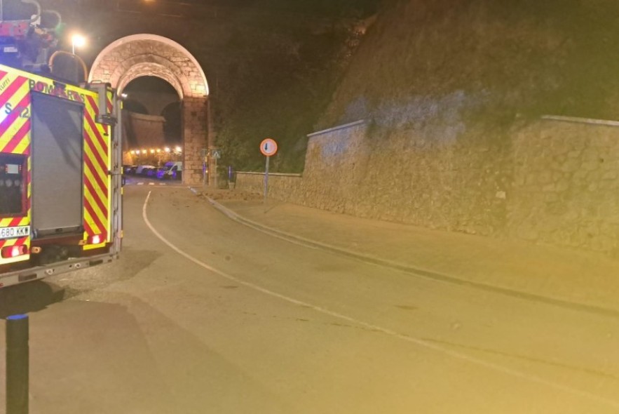 Cortada la calle Bajo los Arcos de Teruel por un desprendimiento sin daños personales en la ladera