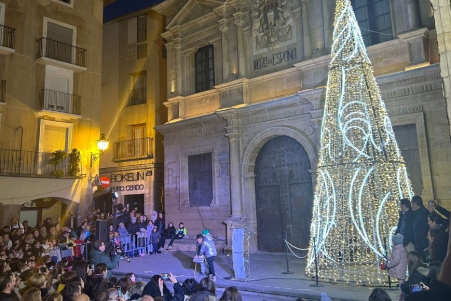 Miles de alcañizanos celebran el inicio de la Navidad con el tradicional encendido de luces