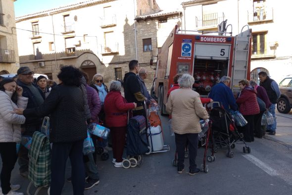 Valdealgorfa y La Codoñera reciben  los primeros litros de agua de los bomberos