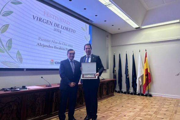 Alejandro Ibrahim recibe las Alas de Oro del Colegio de Ingenieros Aeronáuticos