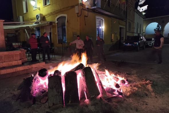 Barrachina honra por segundo año a Santa Lucía con una gran hoguera