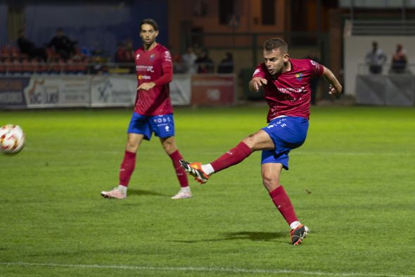 El lateral zurdo del CD Teruel Roger se rompe la rodilla y se despide de la temporada