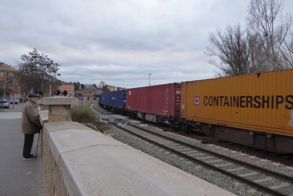 Nueve ofertas optan a la eliminación del paso a nivel del tren en la capital