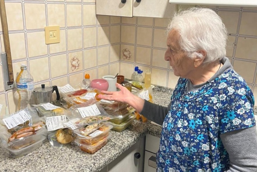 Un cocinero de Torres de Albarracín reparte a domicilio comida ya preparada entre los ancianos