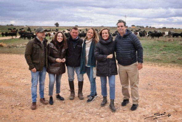 Políticos del Congreso de los Diputados apoyan la trashumancia de Alicia Chico pisando el campo