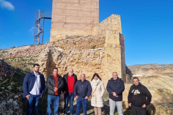 La directora general de Patrimonio Cultural visita los trabajos de conservación del Castillo del Cid en Villel