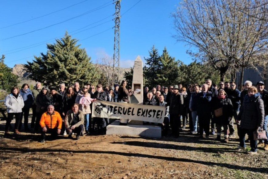 El Movimiento ciudadano Teruel Existe culmina su 25 aniversario con la puesta del monolito de las “promesas incumplidas”