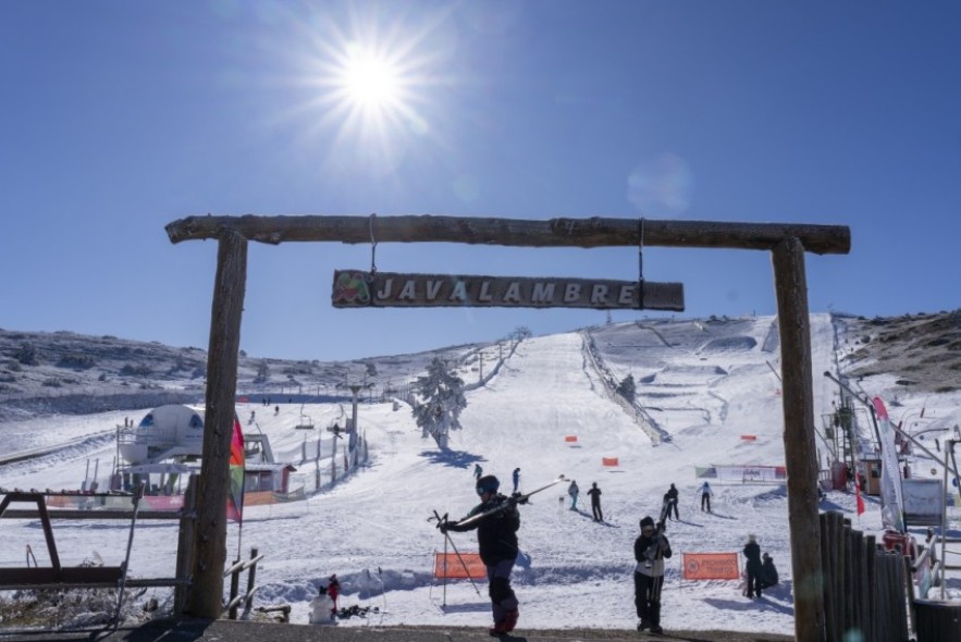 Javalambre inicia la temporada con sol y 7,5 kilómetros de nieve “estupenda”