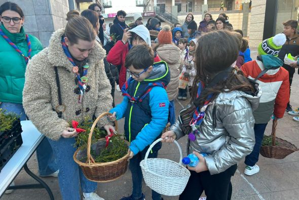 El muérdago desafía al frío: los Scouts  de Alcañiz brillan con su venta solidaria