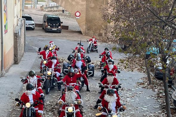 Hasta 25 Papá Noeles motorizados llenan de magia y rugidos las calles de Alcañiz