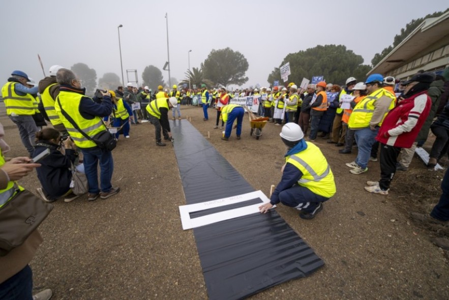 La indignación lleva a reivindicar el inicio de la A-68 con la construcción simbólica de un metro de autovía en Alcañiz