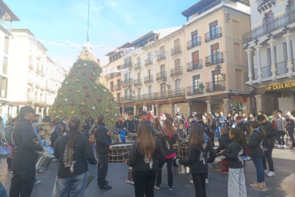 Tambores y bombos tocan  en Navidad para despertar vocaciones entre los más pequeños