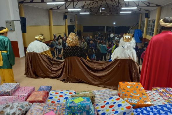 Baltasar, Gaspar y Melchor visitan a los niños de la provincia a bordo de sus carrozas