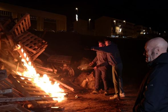 Los quintos de Calamocha celebran la noche de Reyes al calor de una fiesta alrededor del fuego