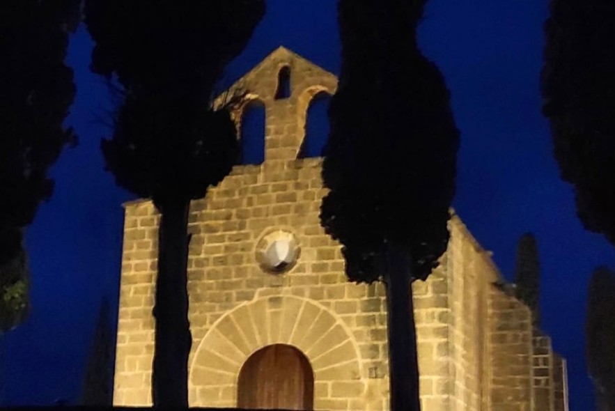 La ermita de San Juan de Torre del Compte estrena luces, pero la niebla complica su debut