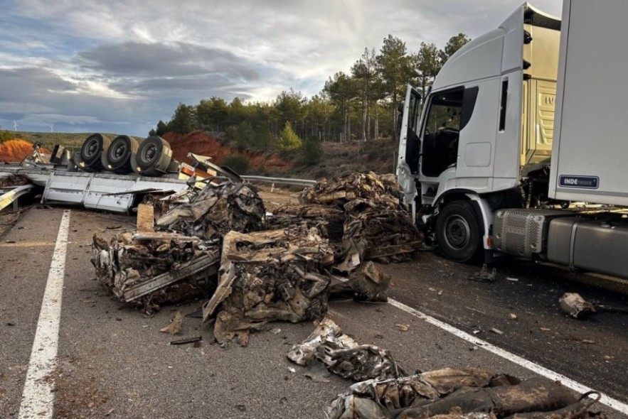 La autovía A-23, cortada cinco horas a la altura de Teruel por una colisión entre dos camiones que deja un herido leve