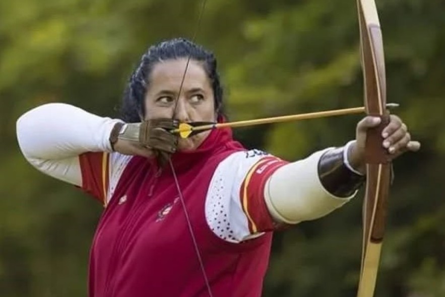 La campeona del mundo Encarna Garrido enseña su técnica de tiro instintivo