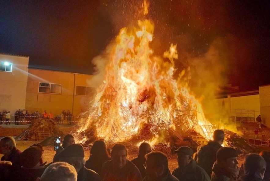 La hoguera, el pan bendito, la mochiganga, la llega o la manda: tradiciones de San Antonio 2025 en Mas de las Matas