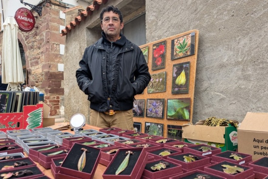 Emilio Monís, creador de joyas a partir de hojas de árboles: “La técnica es muy realista, reproduce los detalles más finos de las nervaduras de las hojas”