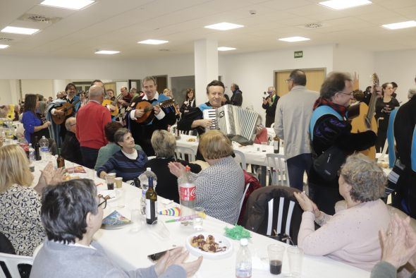 San Julián comienza sus fiestas con un homenaje a los mayores a ritmo de tuna