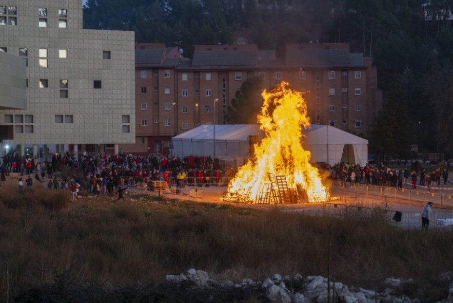 Las hogueras prenden  en Teruel y más de 200 fuegos reúnen a amigos y vecinos por toda la ciudad