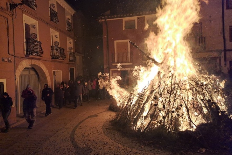 Quince hogueras mantienen viva  la llama de la Encamisada de Estercuel