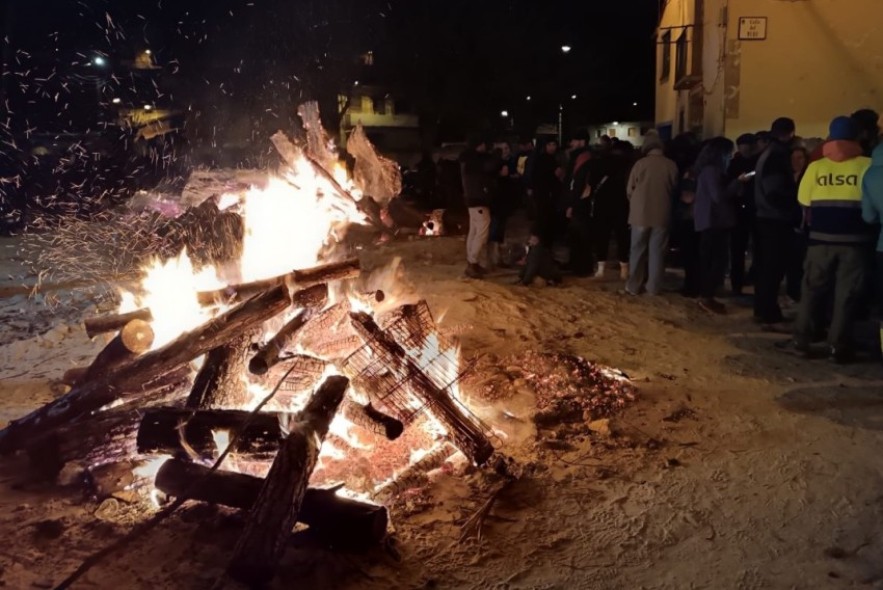 Los pueblos reviven  la tradición de compartir fuego en  la fría noche de enero