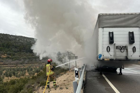 El fuego en un camión obliga a cortar un carril en la N-211, en sentido Alcorisa